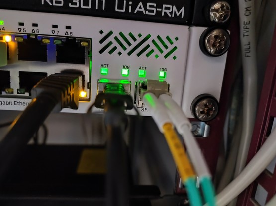 Ein Mikrotik Switch. Beide SFP+ Ports sind belegt und aktiv. Bei beiden leuchtet die 10G LED, was den Administrator sehr glücklich macht 😜